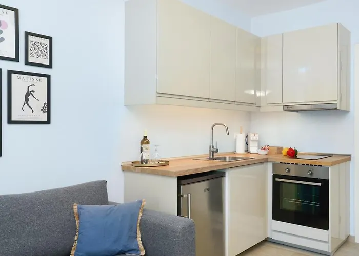 Апартаменти Thyme Brand New 1bd In The Heart Of *